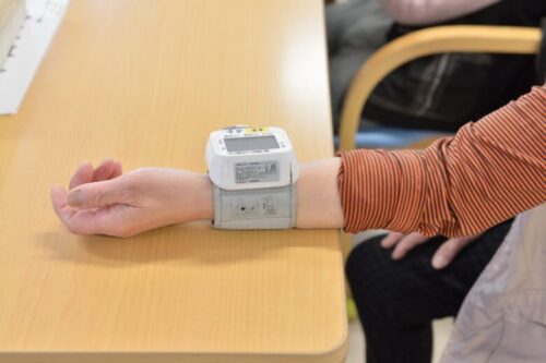 血圧を測る起立性調節障害の子